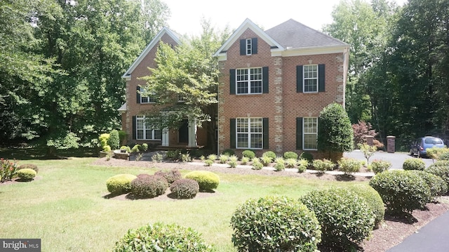 view of front of home featuring a front yard