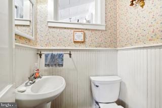 bathroom featuring toilet and sink