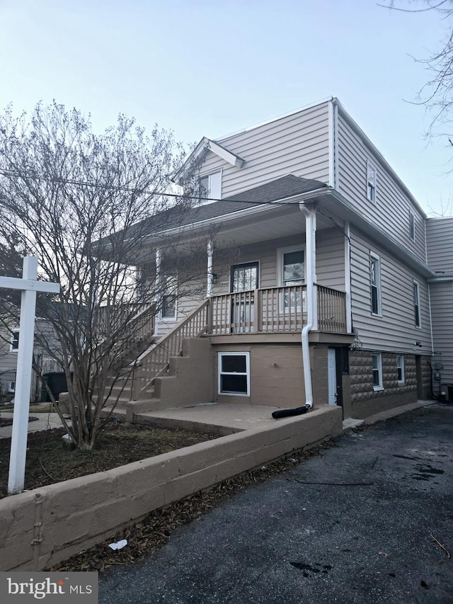 view of front facade featuring covered porch