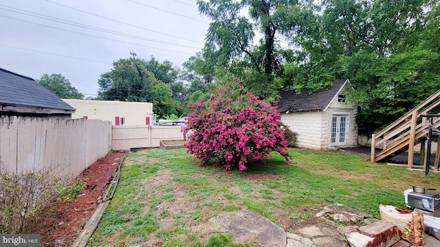 view of yard featuring an outbuilding