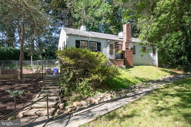 view of front facade with a front yard