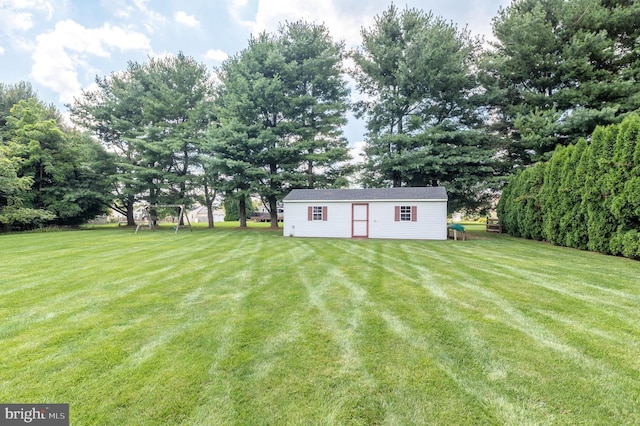 view of yard featuring an outbuilding