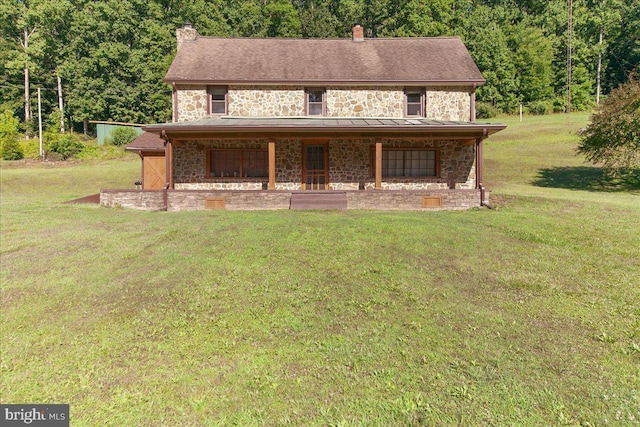 view of front of property featuring a front lawn