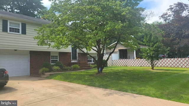 view of front facade featuring a garage and a front yard