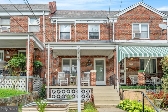 townhome / multi-family property featuring a porch