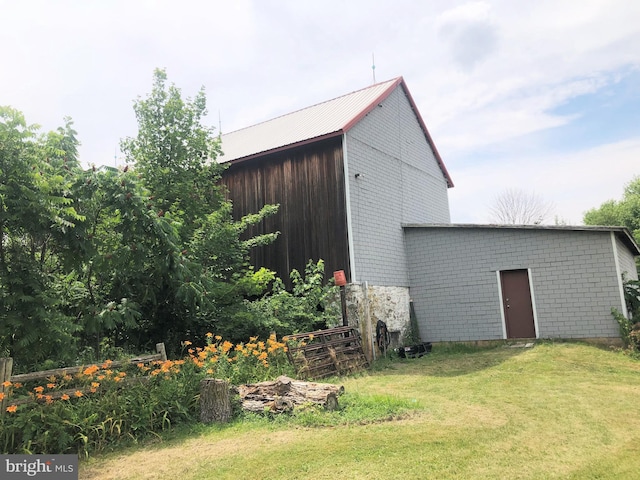 exterior space featuring a yard