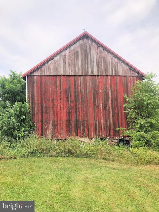 view of outdoor structure featuring a yard