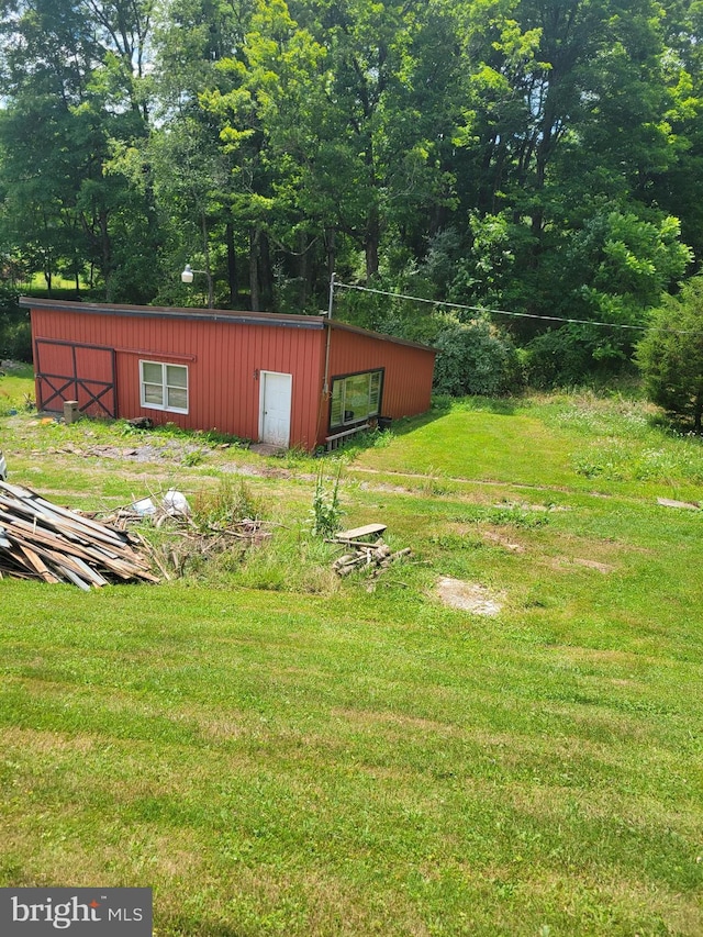 view of yard with an outbuilding