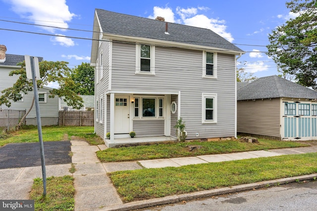 view of front of property featuring a front lawn