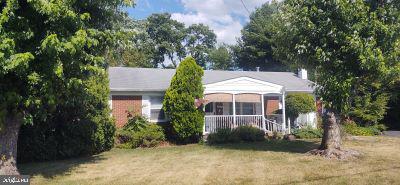 view of front of property featuring a front yard