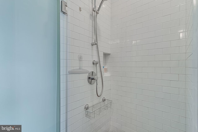 bathroom featuring a tile shower