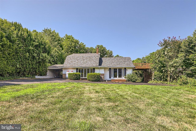 view of front of home with a carport and a front yard