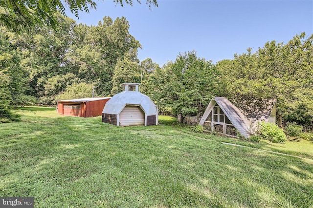 view of yard featuring an outbuilding