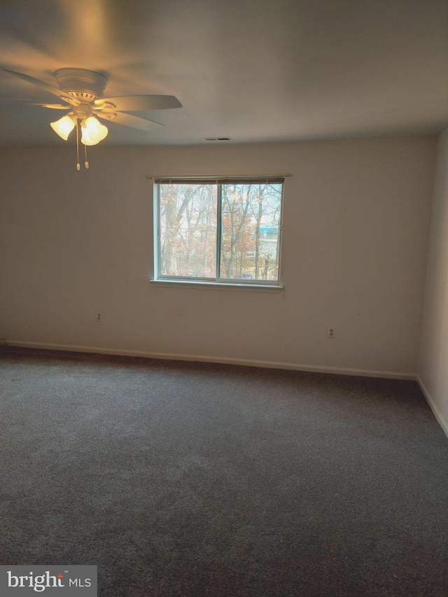 unfurnished room with carpet flooring and ceiling fan