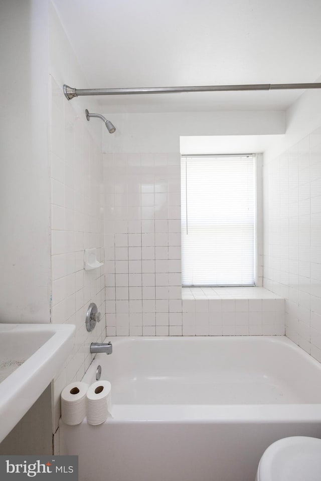 bathroom featuring tiled shower / bath combo