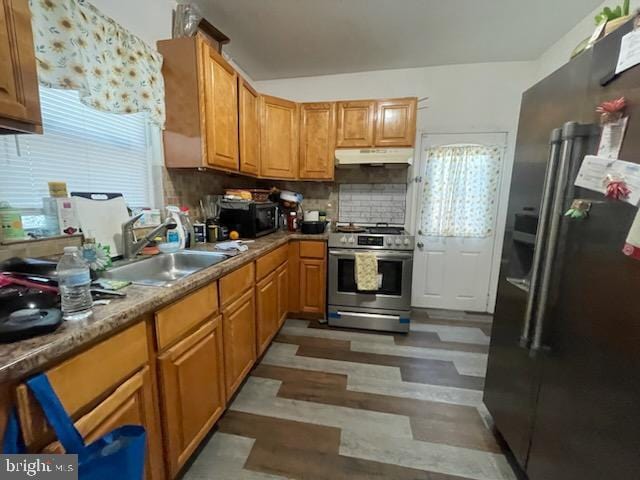 kitchen with sink, appliances with stainless steel finishes, and tasteful backsplash