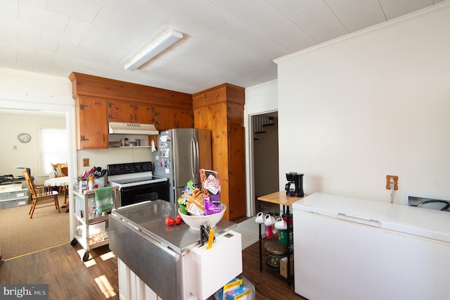 kitchen featuring dark hardwood / wood-style flooring, stainless steel fridge, fridge, electric stove, and ornamental molding