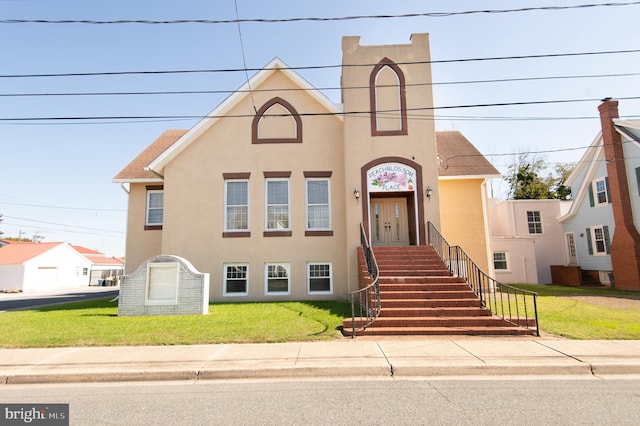 view of front of house featuring a front lawn