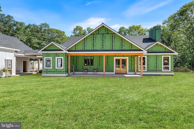 view of front facade featuring covered porch and a front lawn