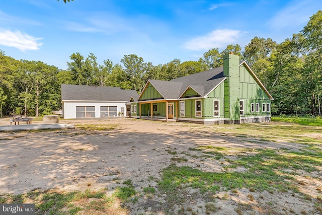 view of front of property featuring an outbuilding