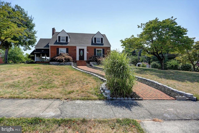 cape cod-style house with a front yard