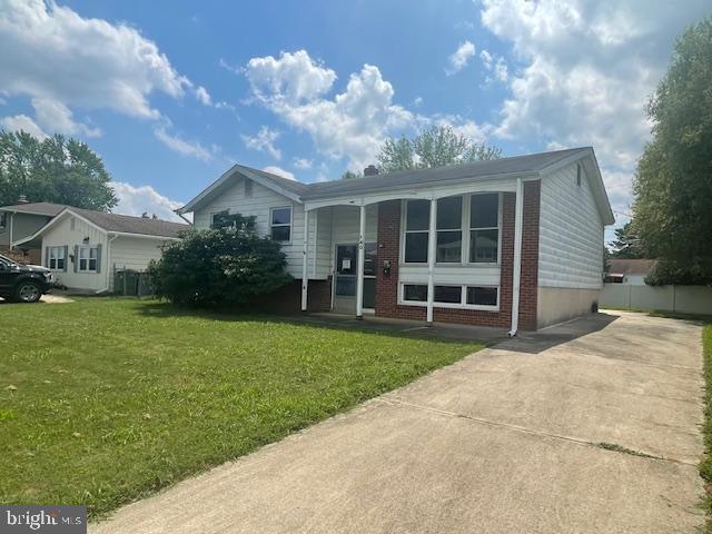 view of front of house featuring a front yard