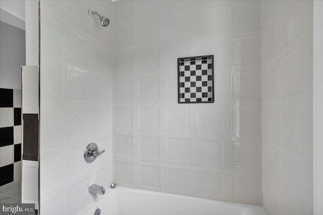 bathroom with tiled shower / bath combo