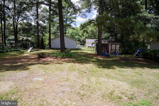 view of yard featuring a storage unit