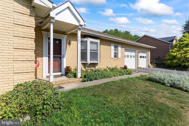 view of front of property featuring a front lawn and a garage