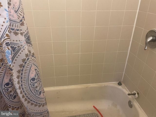 bathroom with shower / bath combo with shower curtain