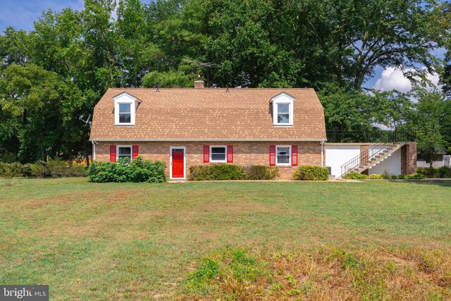 cape cod home featuring a front yard