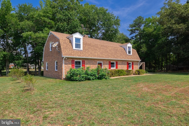 new england style home featuring a front lawn