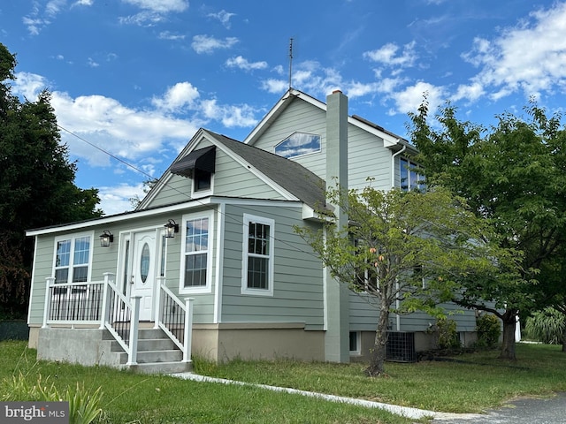 view of front of home featuring a front lawn