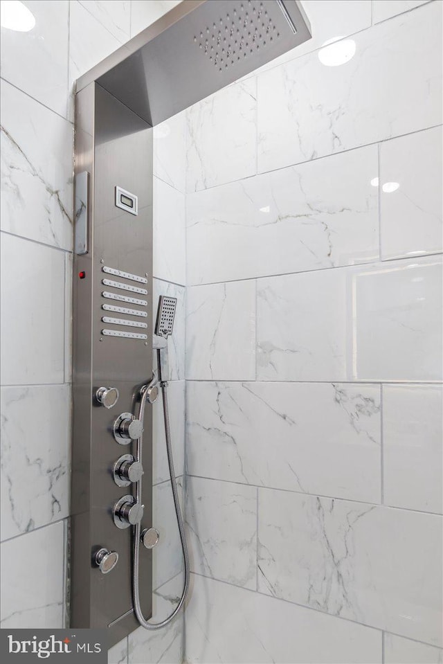 details featuring tiled shower