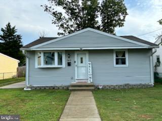 bungalow featuring a front yard