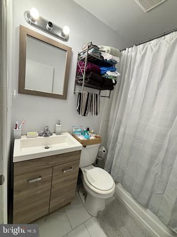 bathroom featuring vanity, a shower with shower curtain, and toilet