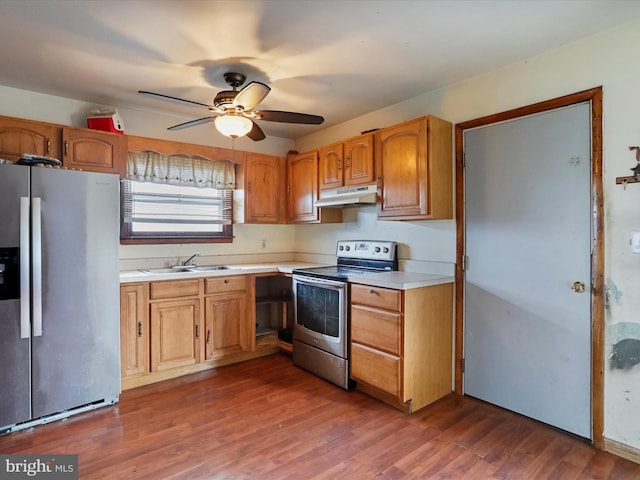 kitchen featuring stainless steel appliances, dark hardwood / wood-style floors, sink, and ceiling fan