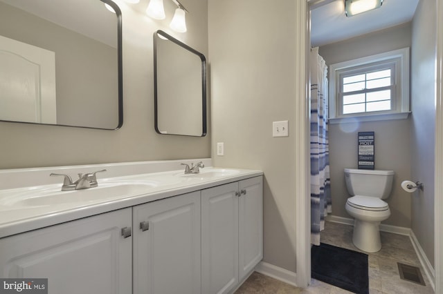 bathroom featuring a shower with curtain, vanity, and toilet