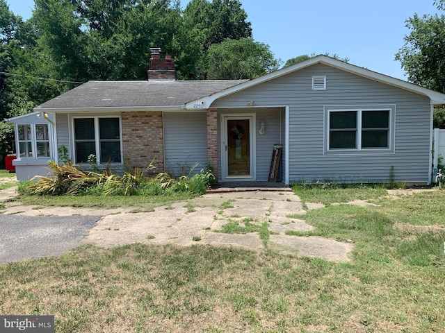 single story home featuring a front yard