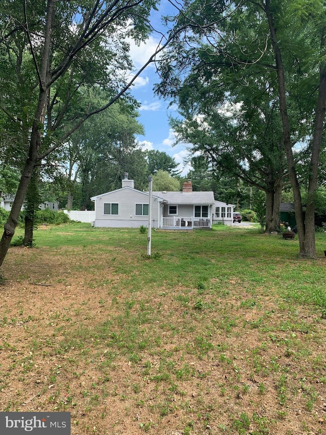 view of front facade with a porch and a front lawn