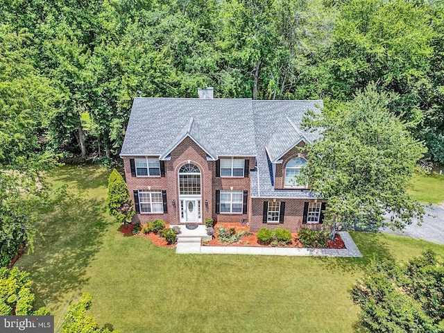 view of front of property featuring a front lawn