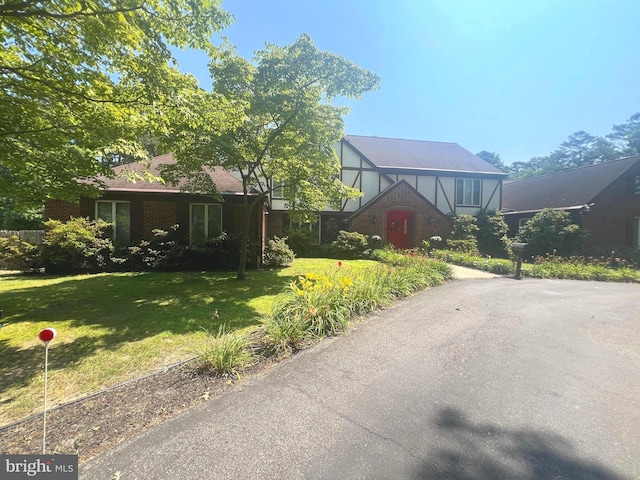 view of front of property featuring a front yard