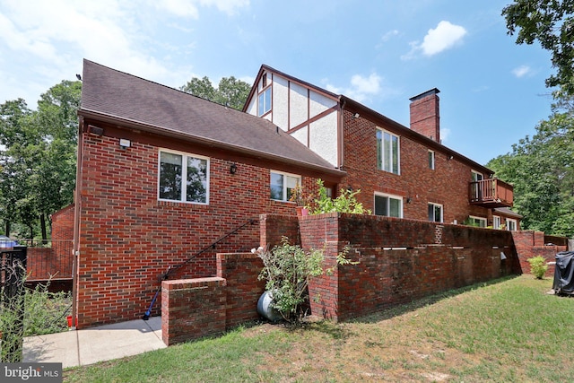 rear view of house featuring a lawn