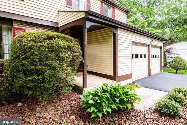 10712 Freds Oak Ct, Burke, VA 22015 - view of garage
