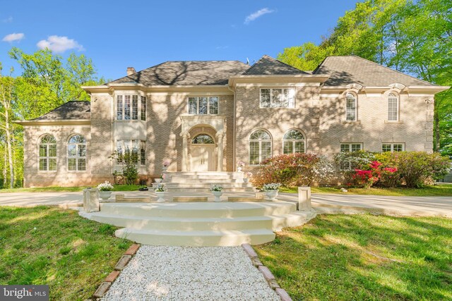 view of front facade featuring a front lawn