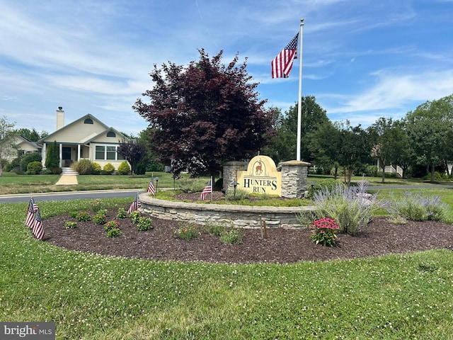 community / neighborhood sign with a lawn