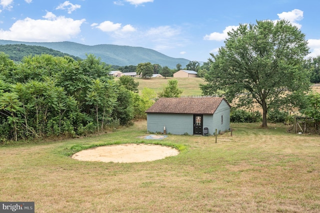 view of yard featuring a mountain view