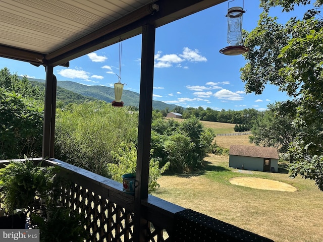 view of yard featuring a mountain view and a storage unit