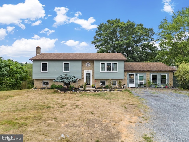 view of front facade featuring a front yard