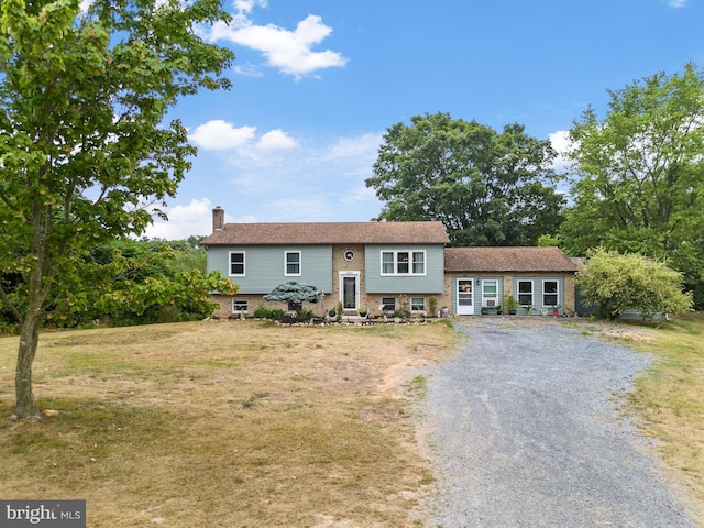 view of front facade with a front lawn